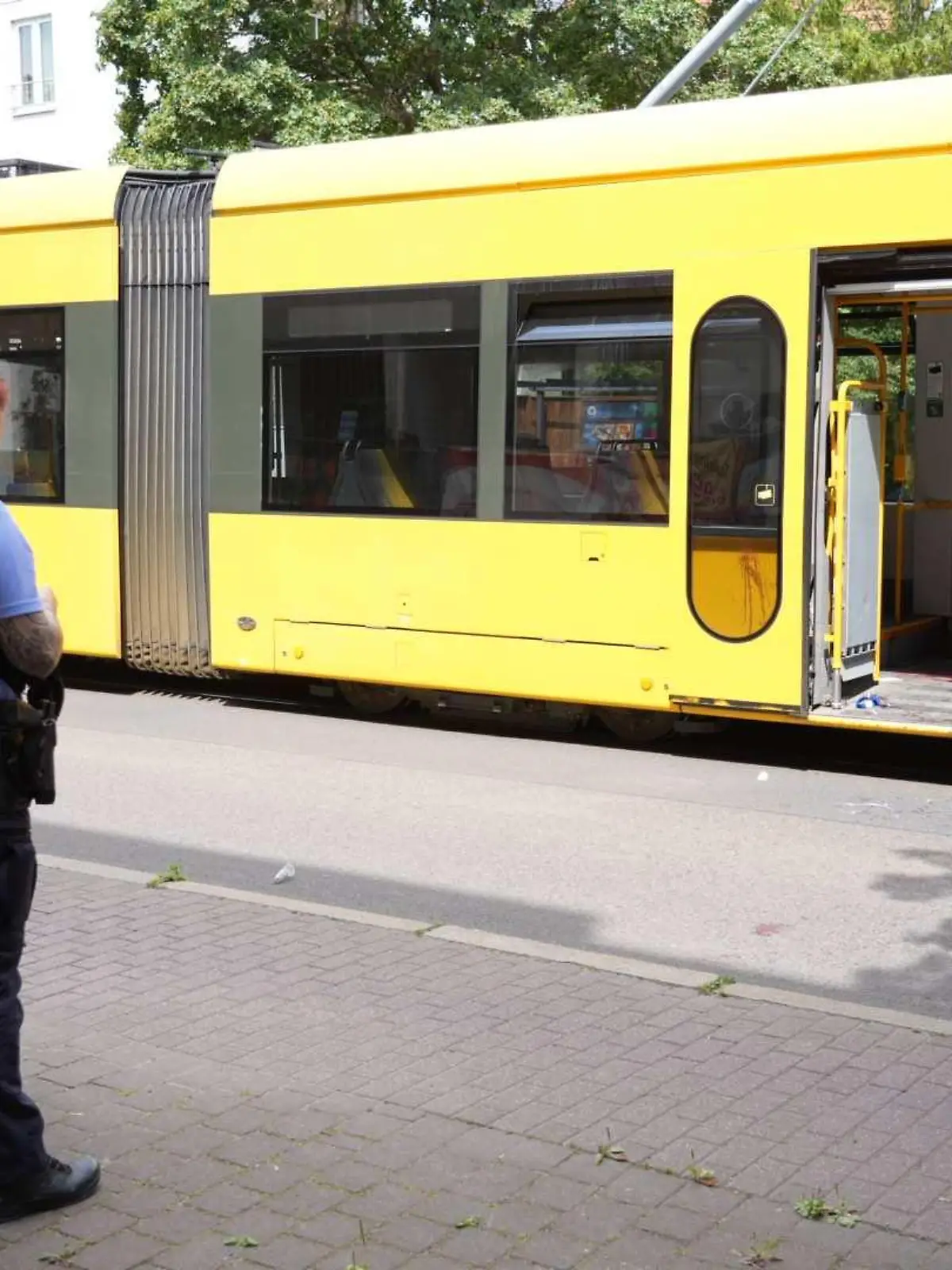 08.07.2023, Sachsen, Dresden: Polizisten stehen vor einer Straßenbahn in der einem Mann schwere Verletzungen mit einem Messer beigebracht worden waren. Der mutmaßliche 32 Jahre alte Täter wurde am Tatort festgenommen. Das Opfer und der Verdächtige sind nach Angaben der Polizei Somalier. Der Hintergrund der tödlichen Attacke ist noch vollkommen unklar. Foto: Benedict Bartsch/xcitepress/dpa +++ dpa-Bildfunk +++