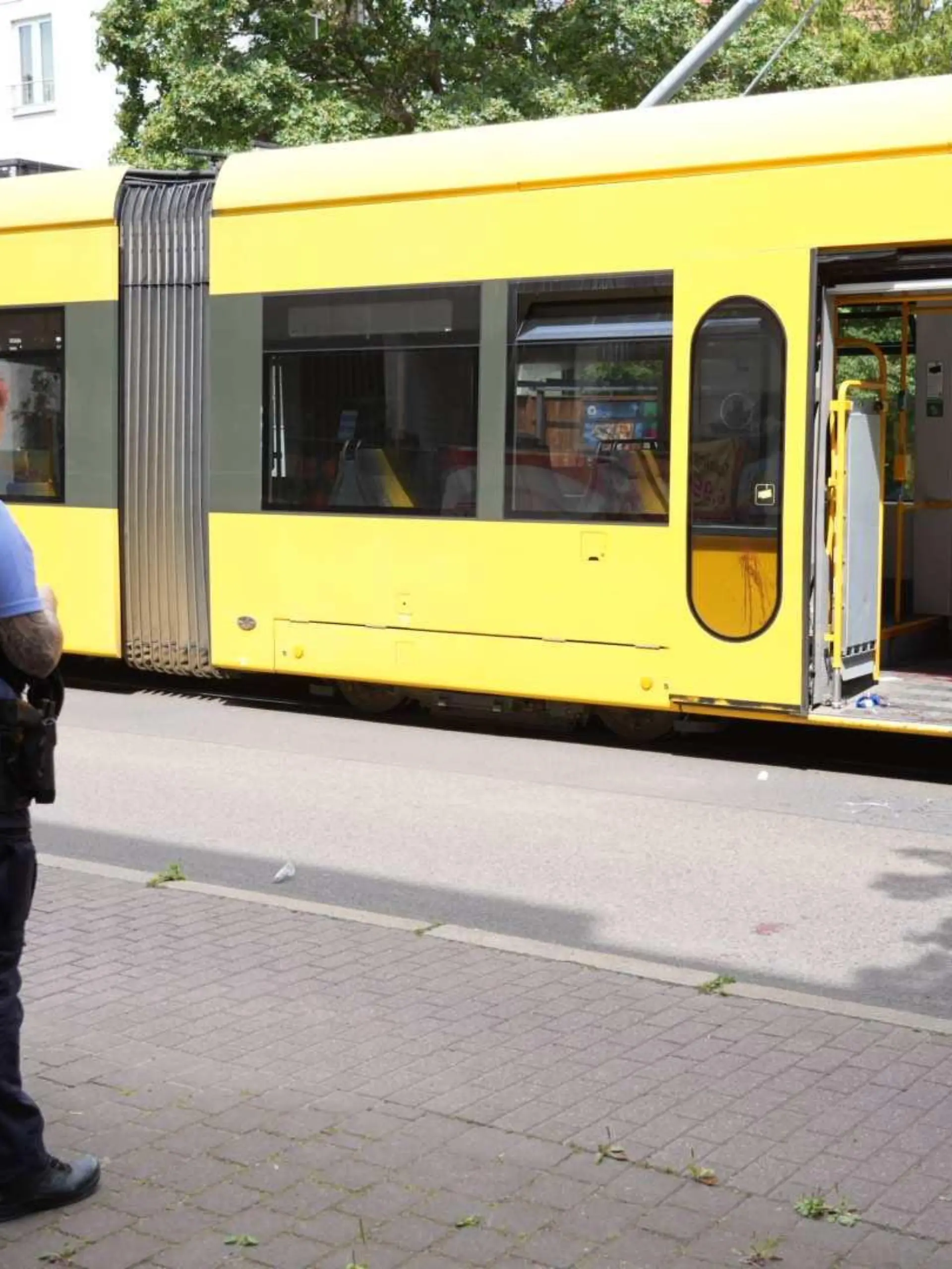 08.07.2023, Sachsen, Dresden: Polizisten stehen vor einer Straßenbahn in der einem Mann schwere Verletzungen mit einem Messer beigebracht worden waren. Der mutmaßliche 32 Jahre alte Täter wurde am Tatort festgenommen. Das Opfer und der Verdächtige sind nach Angaben der Polizei Somalier. Der Hintergrund der tödlichen Attacke ist noch vollkommen unklar. Foto: Benedict Bartsch/xcitepress/dpa +++ dpa-Bildfunk +++