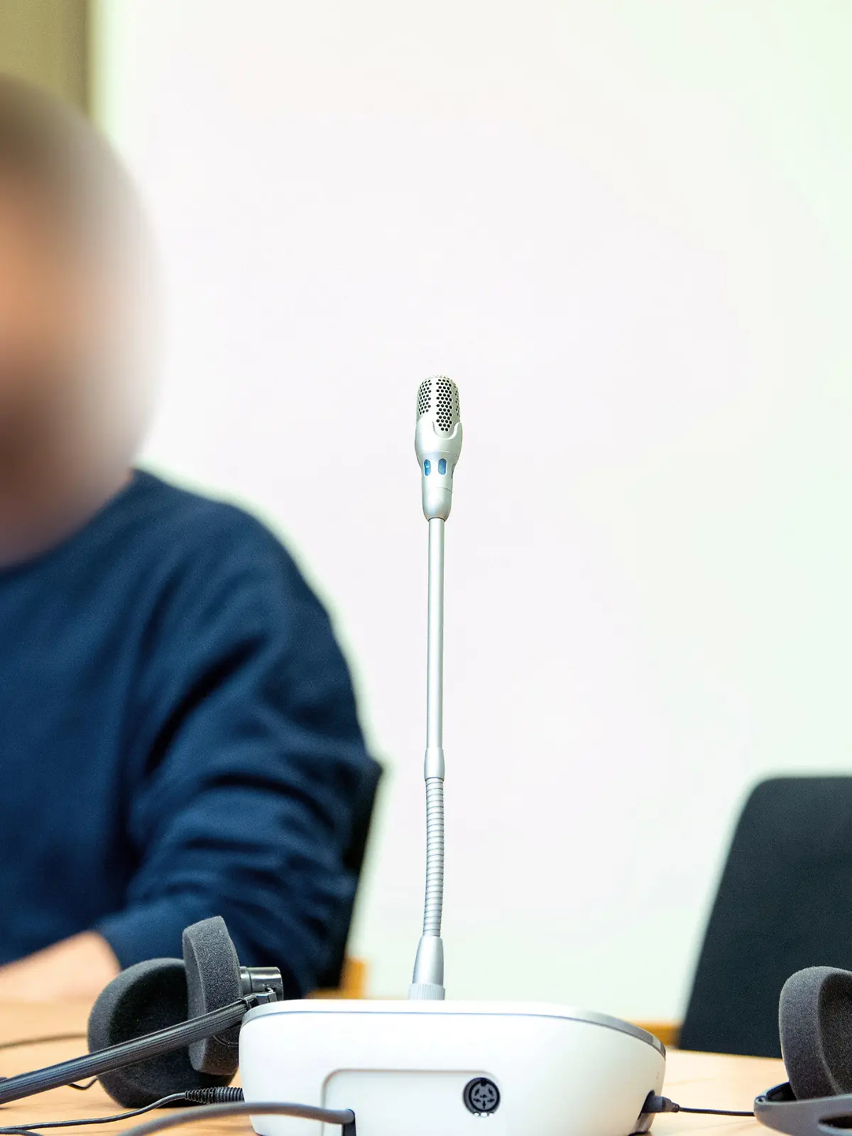 05.06.2024, Hamburg: Im Prozess gegen den Hamburger Flughafen-Geiselnehmer sitzt der  Angeklagte im Landgericht im Sitzungssaal. Der Mann hatte im November vergangenen Jahres seine damals vierjährige Tochter mit Gewalt aus der Wohnung seiner Ex-Frau im niedersächsischen Stade geholt und war mit dem Kind in einem Mietauto auf das Flughafengelände gefahren, indem er drei Schranken durchbrach. (zu dpa ·Prozess gegen Flughafen-Geiselnehmer: Mutter des Kindes soll aussagen·) Foto: Daniel Bockwoldt/dpa - ACHTUNG: Angeklagter wurde aus rechtlichen Gründen gepixelt +++ dpa-Bildfunk +++