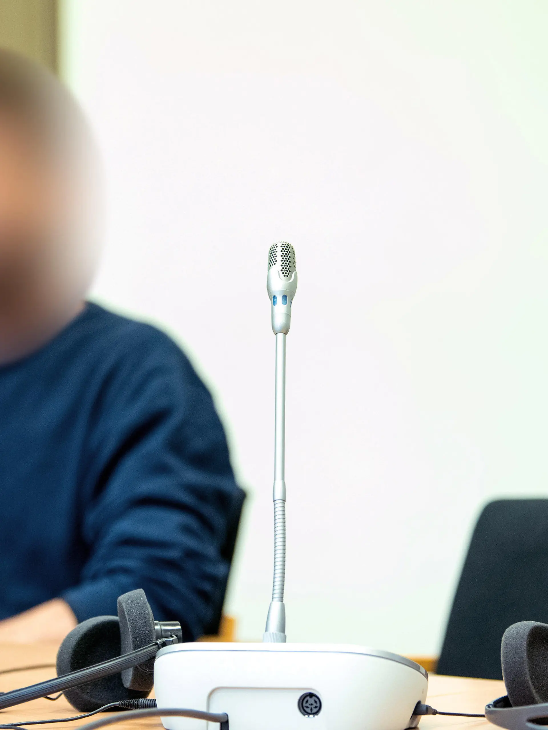 05.06.2024, Hamburg: Im Prozess gegen den Hamburger Flughafen-Geiselnehmer sitzt der  Angeklagte im Landgericht im Sitzungssaal. Der Mann hatte im November vergangenen Jahres seine damals vierjährige Tochter mit Gewalt aus der Wohnung seiner Ex-Frau im niedersächsischen Stade geholt und war mit dem Kind in einem Mietauto auf das Flughafengelände gefahren, indem er drei Schranken durchbrach. (zu dpa ·Prozess gegen Flughafen-Geiselnehmer: Mutter des Kindes soll aussagen·) Foto: Daniel Bockwoldt/dpa - ACHTUNG: Angeklagter wurde aus rechtlichen Gründen gepixelt +++ dpa-Bildfunk +++
