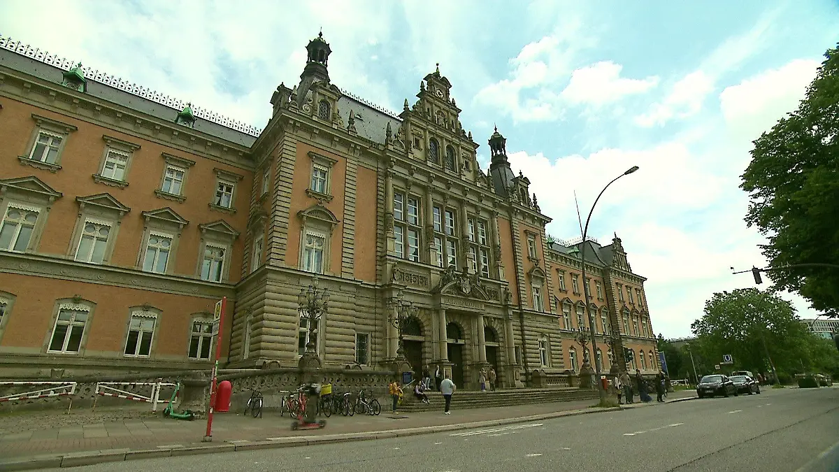 Der Angeklagte muss sich vor der Großen Strafkammer am Landgericht Hamburg verantworten.
