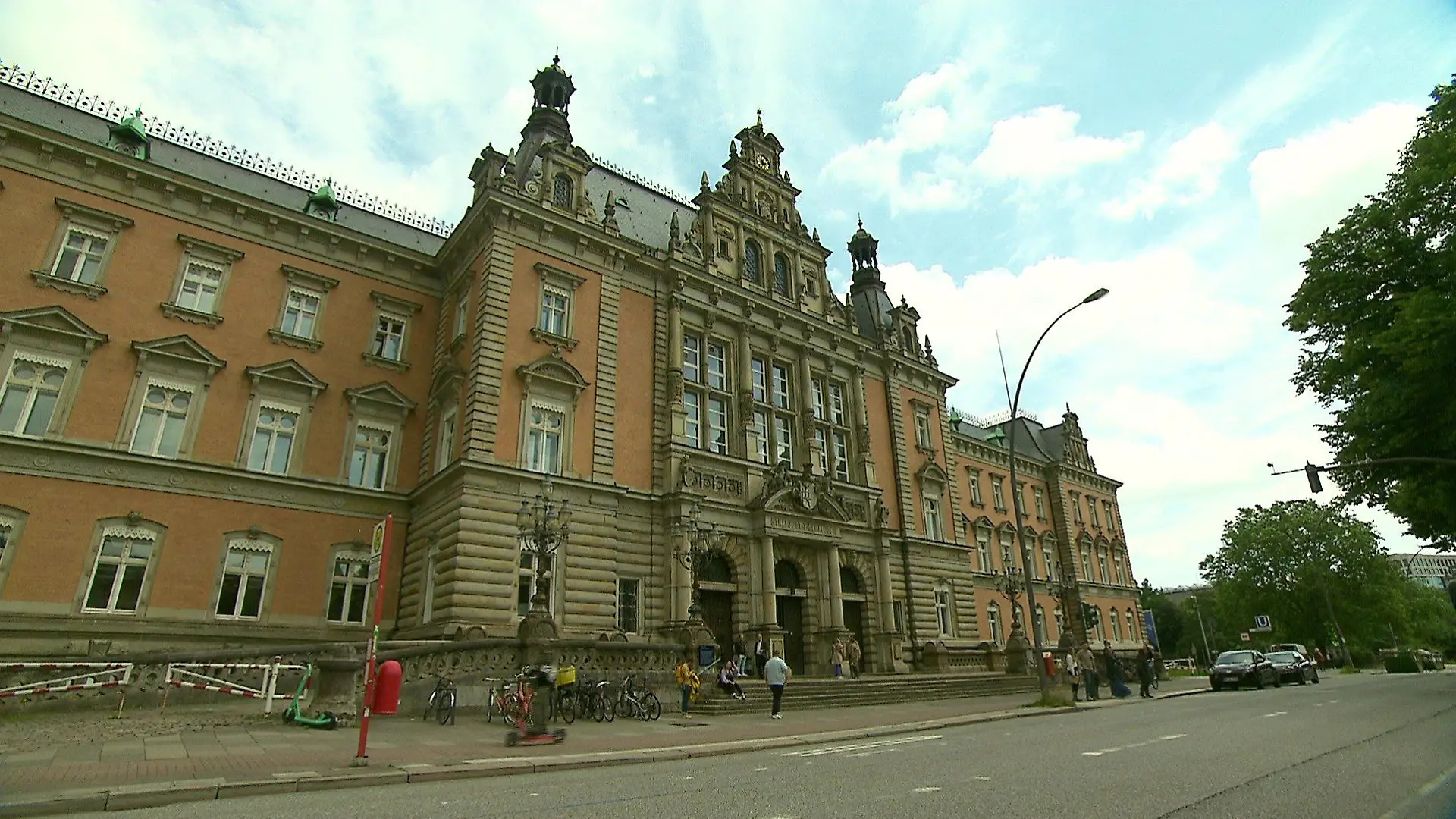 Der Angeklagte muss sich vor der Großen Strafkammer am Landgericht Hamburg verantworten.