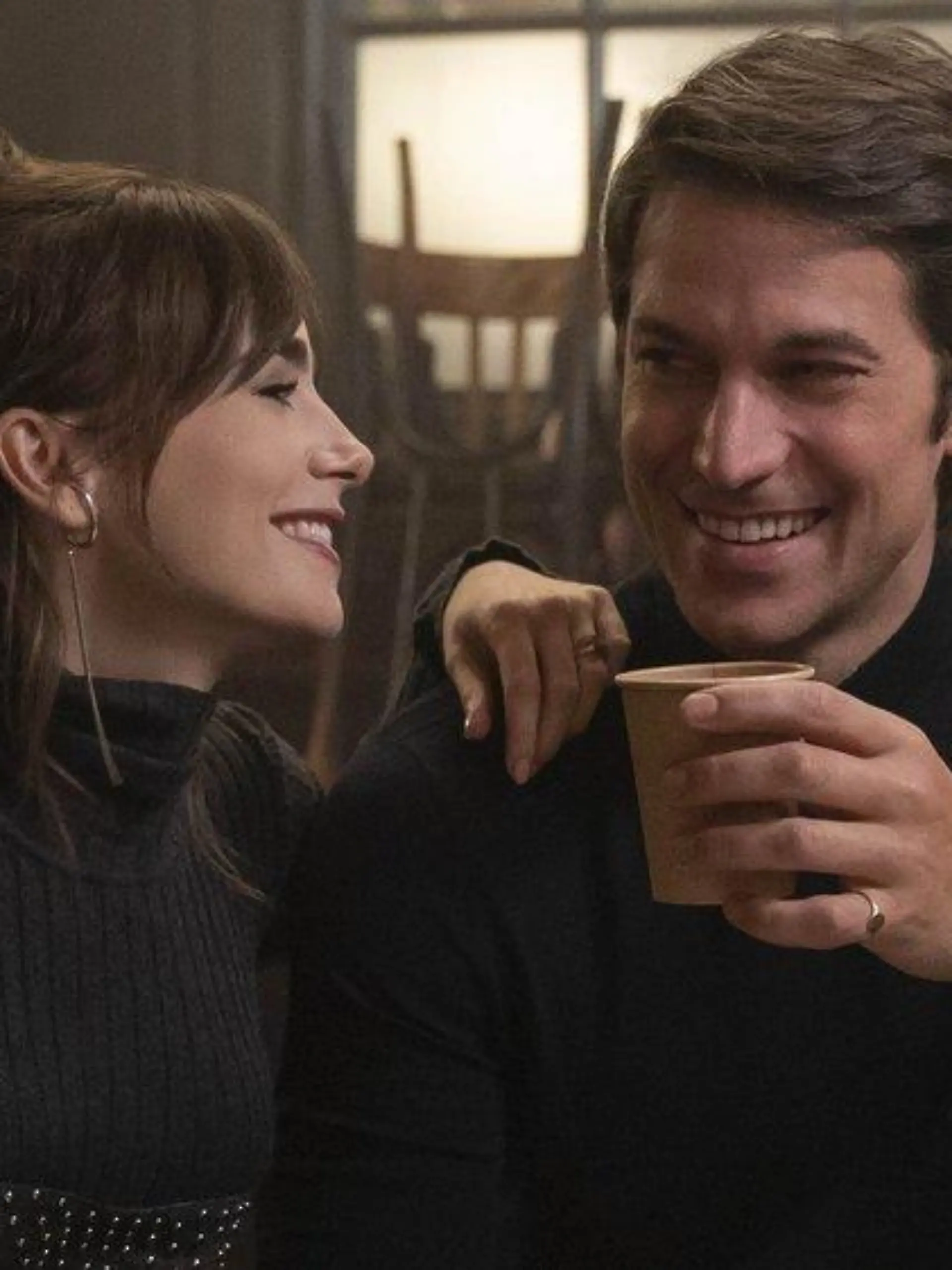 Erste Bilder zu "Emily in Paris": Kommen Emily und Gabriel zusammen?