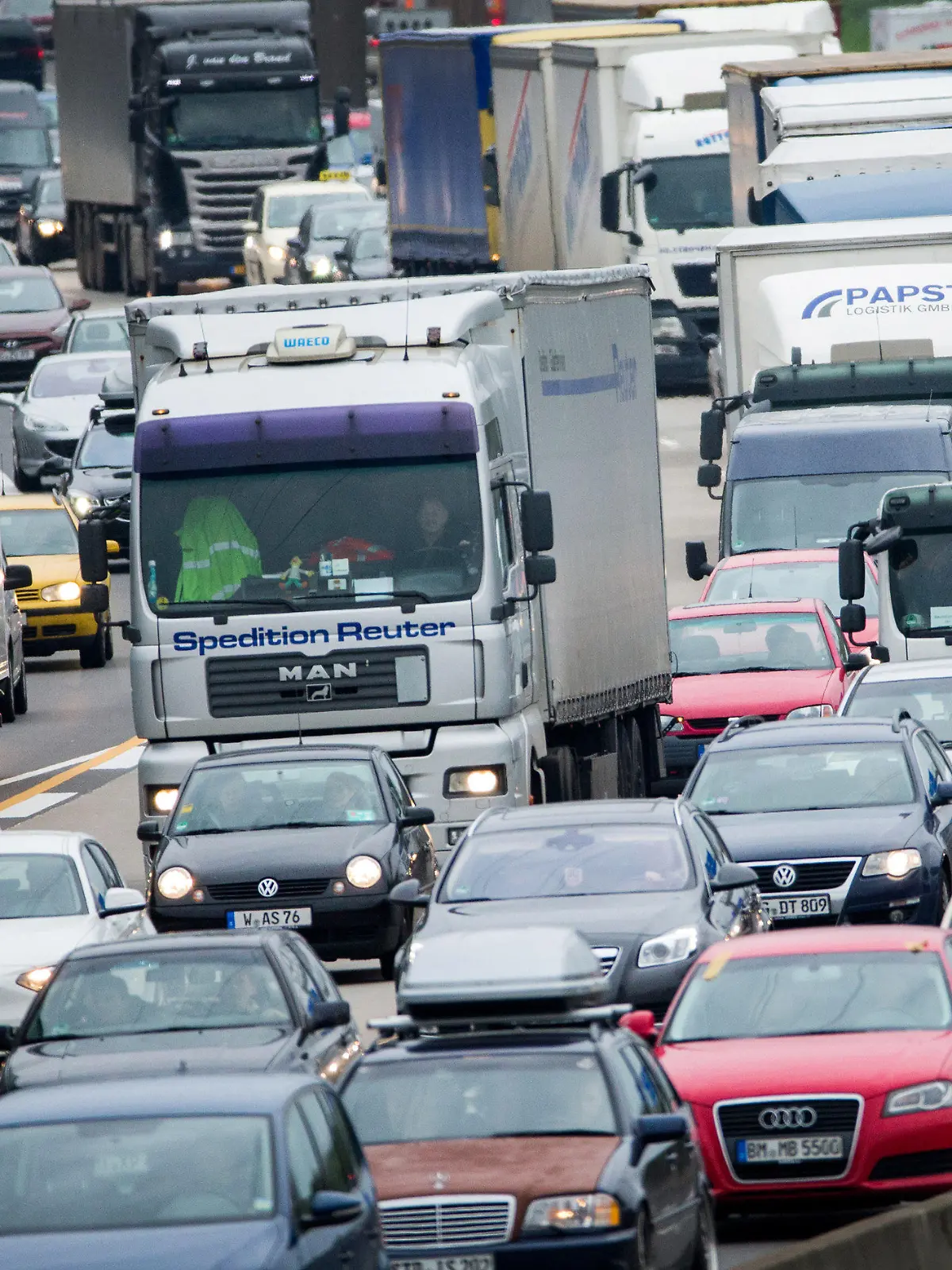 ARCHIV - Autos stauen sich am 07.11.2014 auf der Autobahn A3 bei Köln (Nordrhein-Westfalen) in Richtung Oberhausen.   (zu dpa vom 23.01.2018) Foto: Rolf Vennenbernd/dpa - Nutzung nur nach vertraglicher Vereinbarung +++ dpa-Bildfunk +++