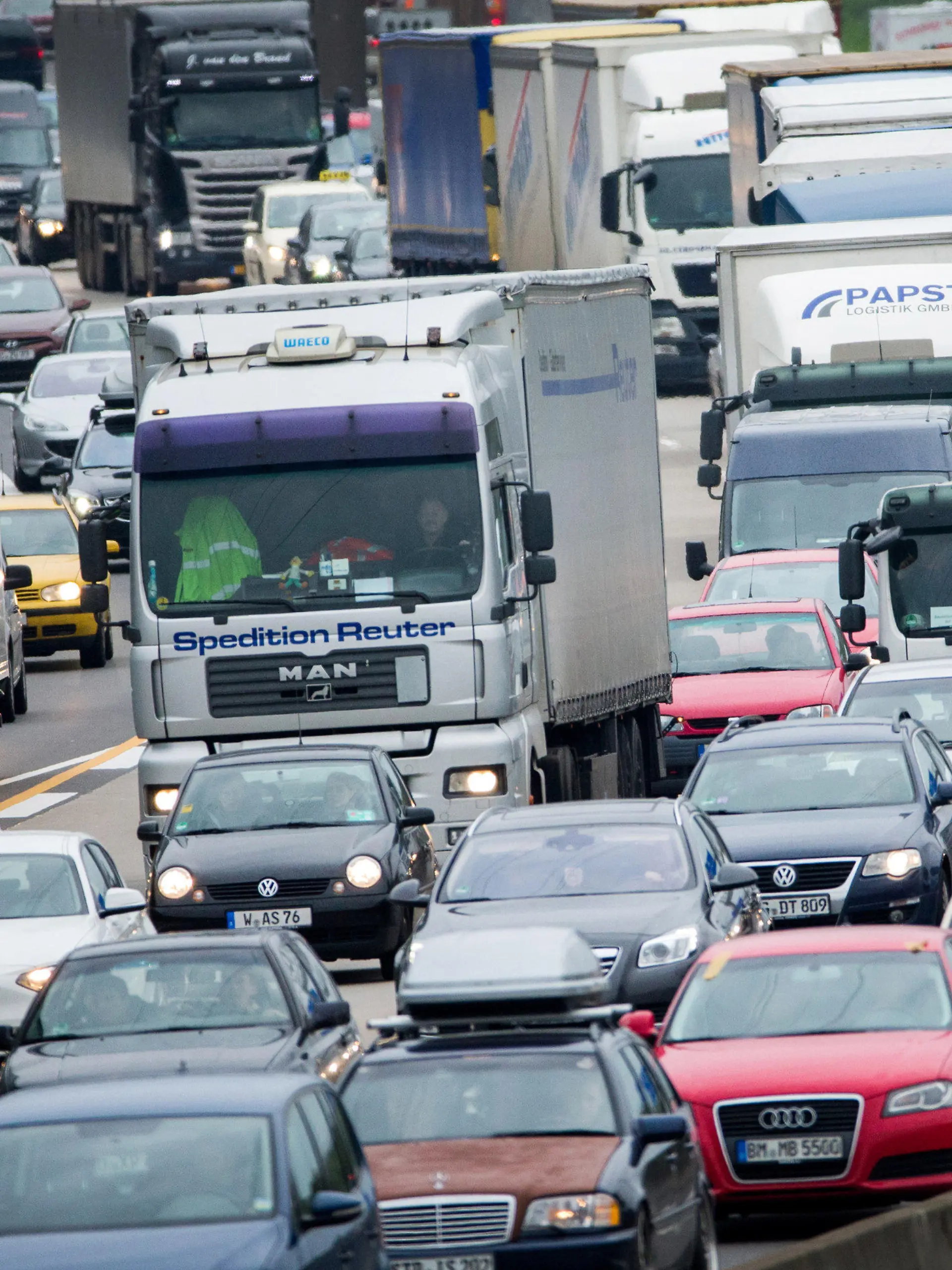 ARCHIV - Autos stauen sich am 07.11.2014 auf der Autobahn A3 bei Köln (Nordrhein-Westfalen) in Richtung Oberhausen.   (zu dpa vom 23.01.2018) Foto: Rolf Vennenbernd/dpa - Nutzung nur nach vertraglicher Vereinbarung +++ dpa-Bildfunk +++