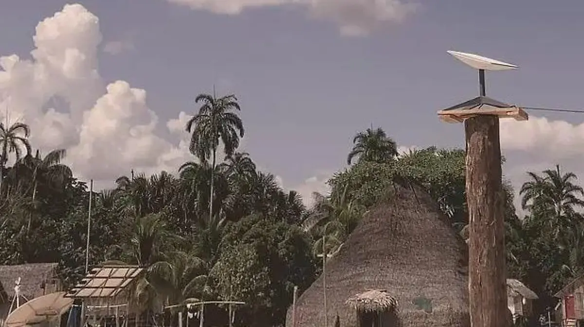 Ungewohnt: Die Starlink-Satellitenschüssel stehen zwischen den traditionellen Marubo-Häusern.