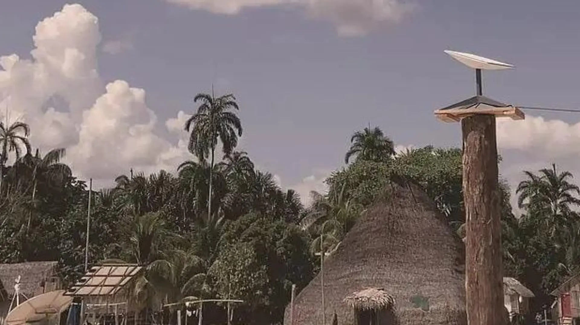 Ungewohnt: Die Starlink-Satellitenschüssel stehen zwischen den traditionellen Marubo-Häusern.