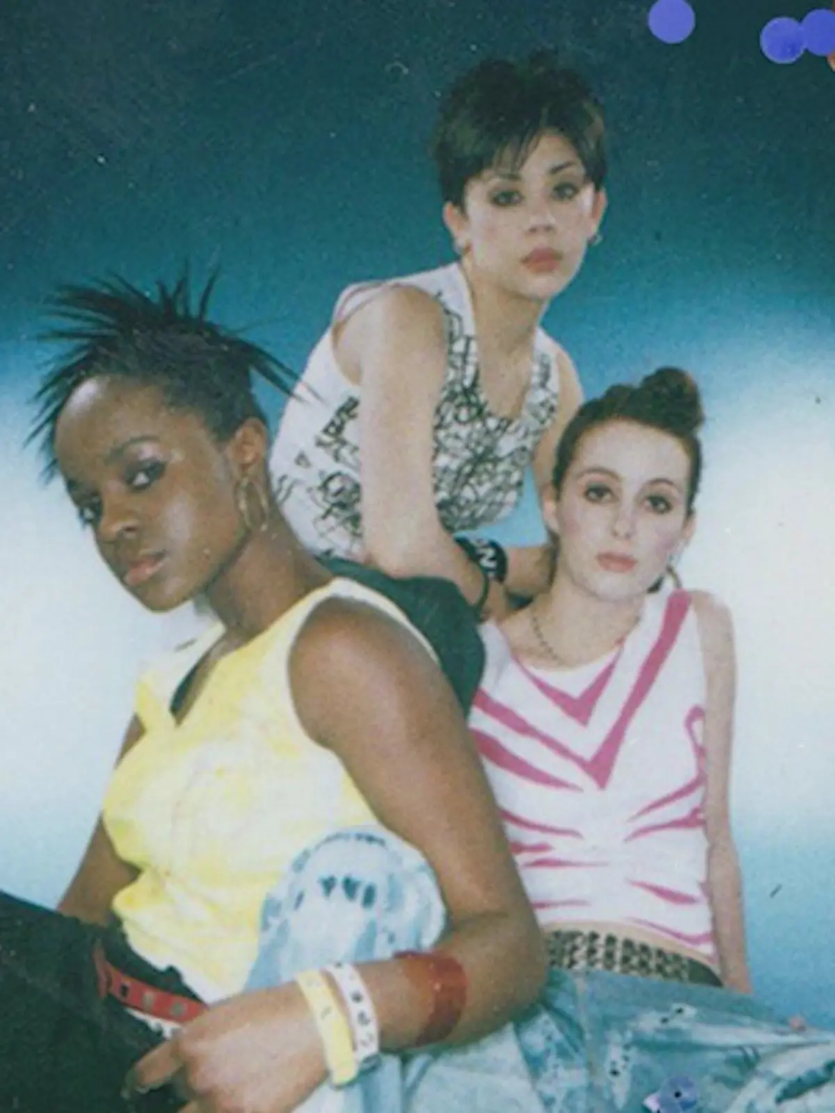 Bild zu: "Sugababes treten in einem Berliner Kiosk auf"