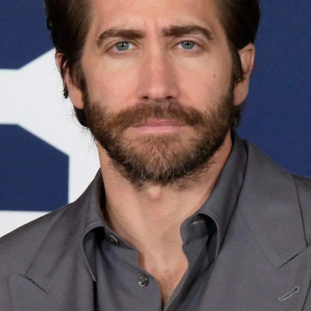 Katta belbogli fotosuratga ega ayol