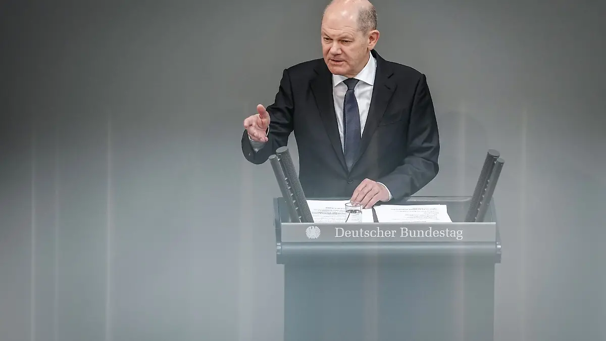 Im Bundestag geht es um Abschiebungen ausländischer Straftäter. Wie wird Kanzler Scholz sich äußern?