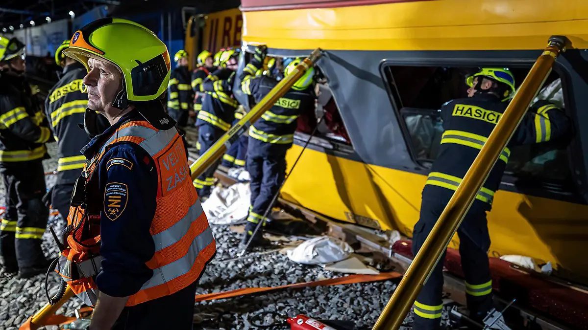 Rettungskräfte helfen den verletzten Passagieren aus dem Zug, der in Pardubice, Tschechien, mit einem Güterzug kollidierte. Vier Menschen starben.
