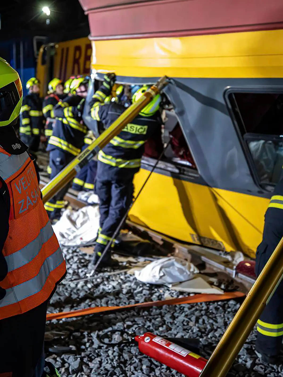 Rettungskräfte helfen den verletzten Passagieren aus dem Zug, der in Pardubice, Tschechien, mit einem Güterzug kollidierte. Vier Menschen starben. 