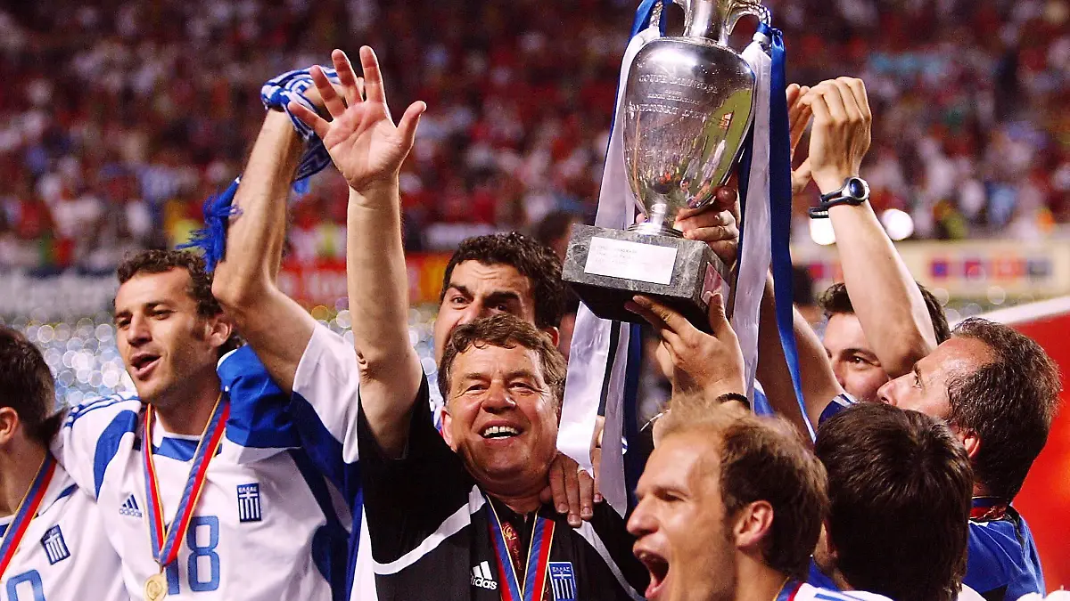 Griechenland ist Europameister Nationaltrainer Otto Rehhagel präsentiert im Kreise seiner Spieler u.a. Ioannis Goumas li. und Angelos Basinas re. den Europameister Pokal Fußball EM Herren Euro 2004, Europameisterschaft, Länderspiel, Nationalmannschaft, Nationalteam, Finale, Endspiel Gruppe Lissabon Freude, Begeisterung,