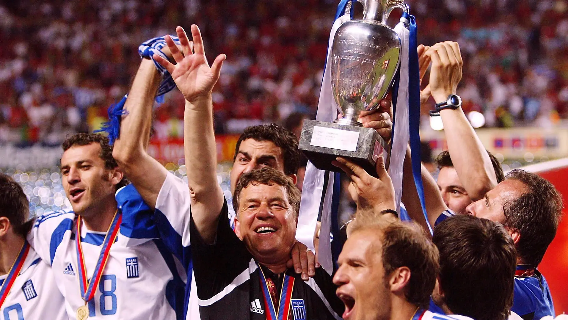 Griechenland ist Europameister Nationaltrainer Otto Rehhagel präsentiert im Kreise seiner Spieler u.a. Ioannis Goumas li. und Angelos Basinas re. den Europameister Pokal Fußball EM Herren Euro 2004, Europameisterschaft, Länderspiel, Nationalmannschaft, Nationalteam, Finale, Endspiel Gruppe Lissabon Freude, Begeisterung,