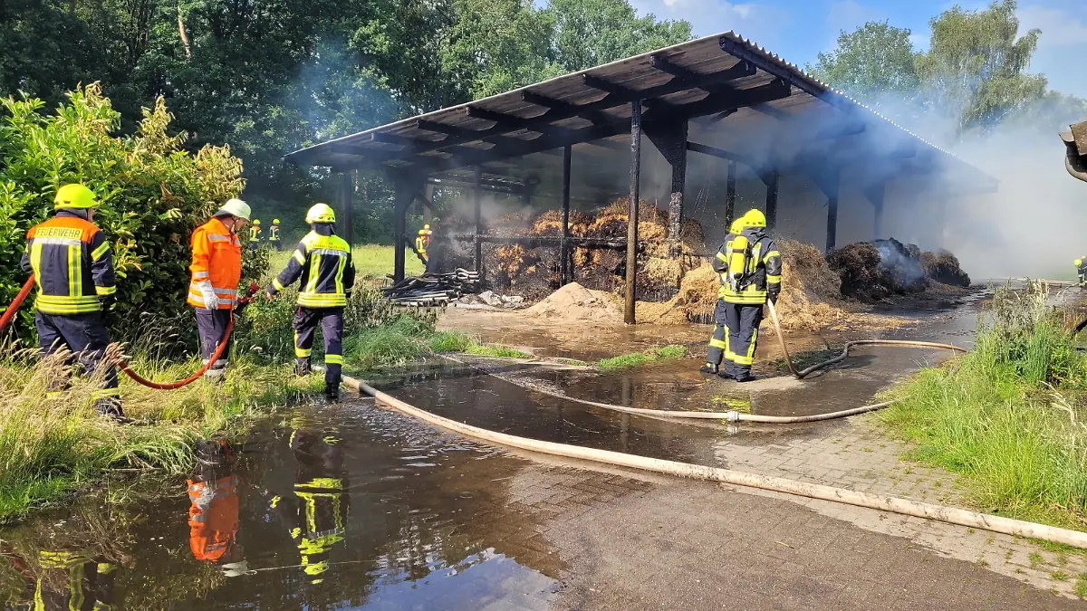 02-Auch unter Atemschutz musste das Stroh gelöscht werden