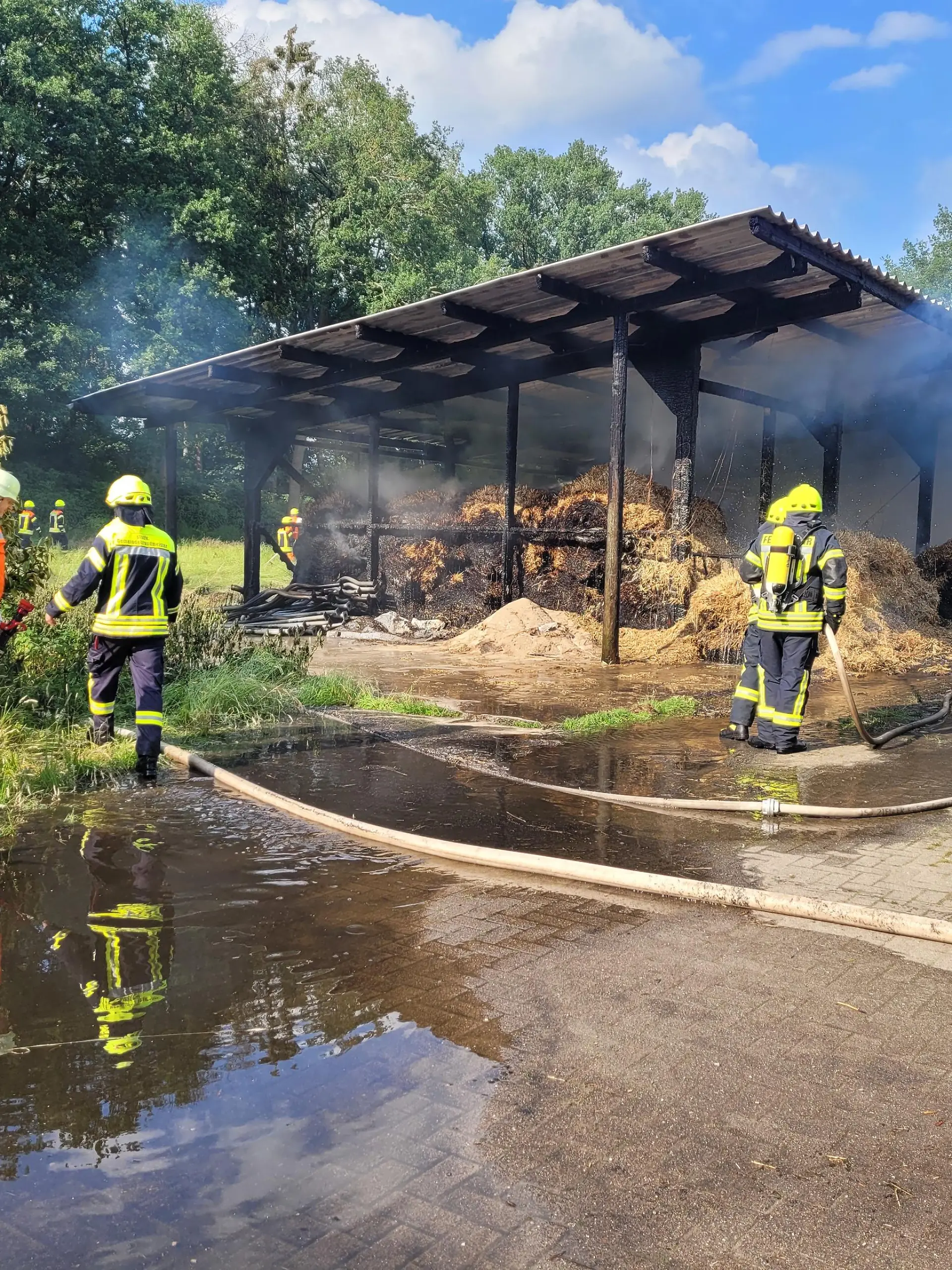 02-Auch unter Atemschutz musste das Stroh gelöscht werden