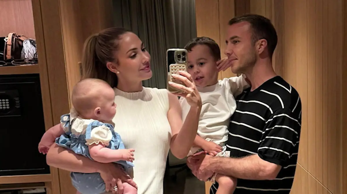 Ann-Kathrin und Mario Götze mit ihren Kindern Gioia und Rome.