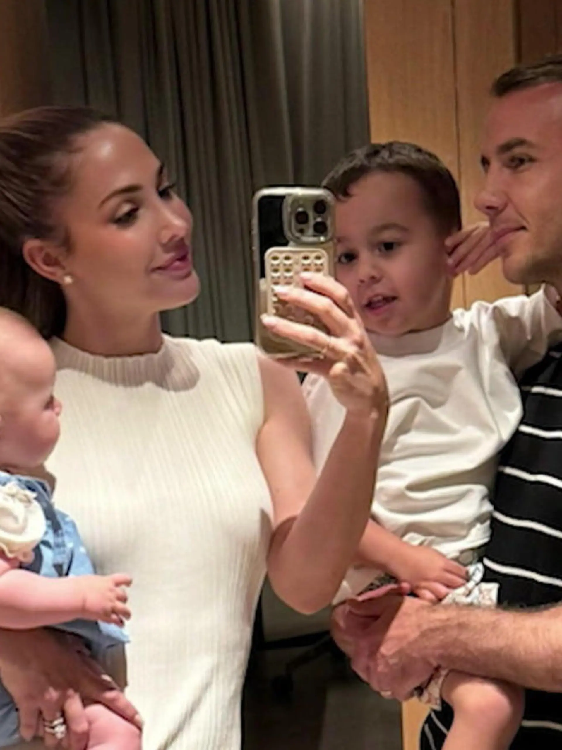 Ann-Kathrin und Mario Götze mit ihren Kindern Gioia und Rome.