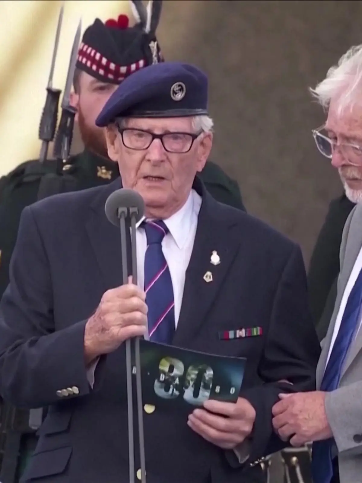 Veteran Eric Bateman gedenkt am 80. Jahrestag des D-Days seinem Freund Fred.
