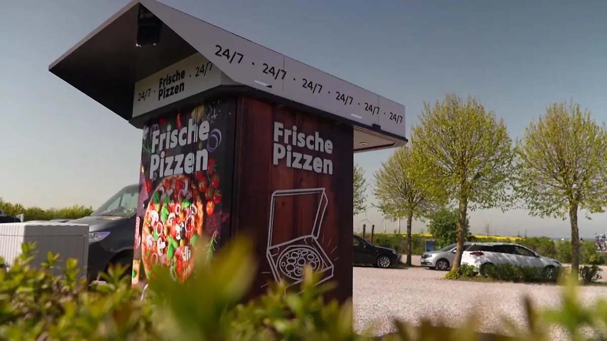 Ein Pizzaautomat steht auf der Insel Fehmarn in Schleswig-Holstein.