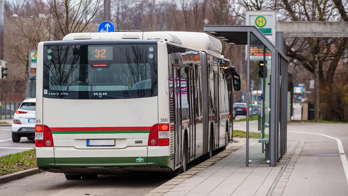 Ein Bus steht an einer Haltestelle in der Stadt Augsburg. (Symbolbild)