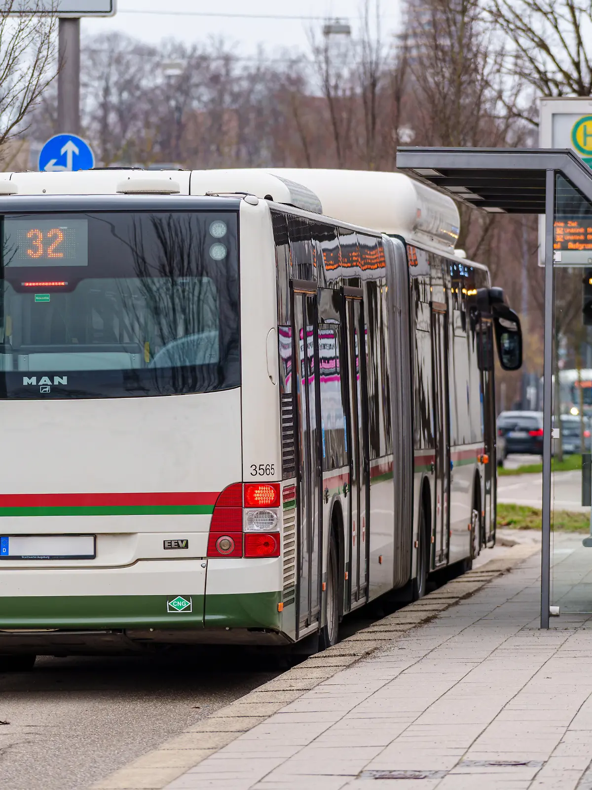 Ein Bus steht an einer Haltestelle in der Stadt Augsburg. (Symbolbild)