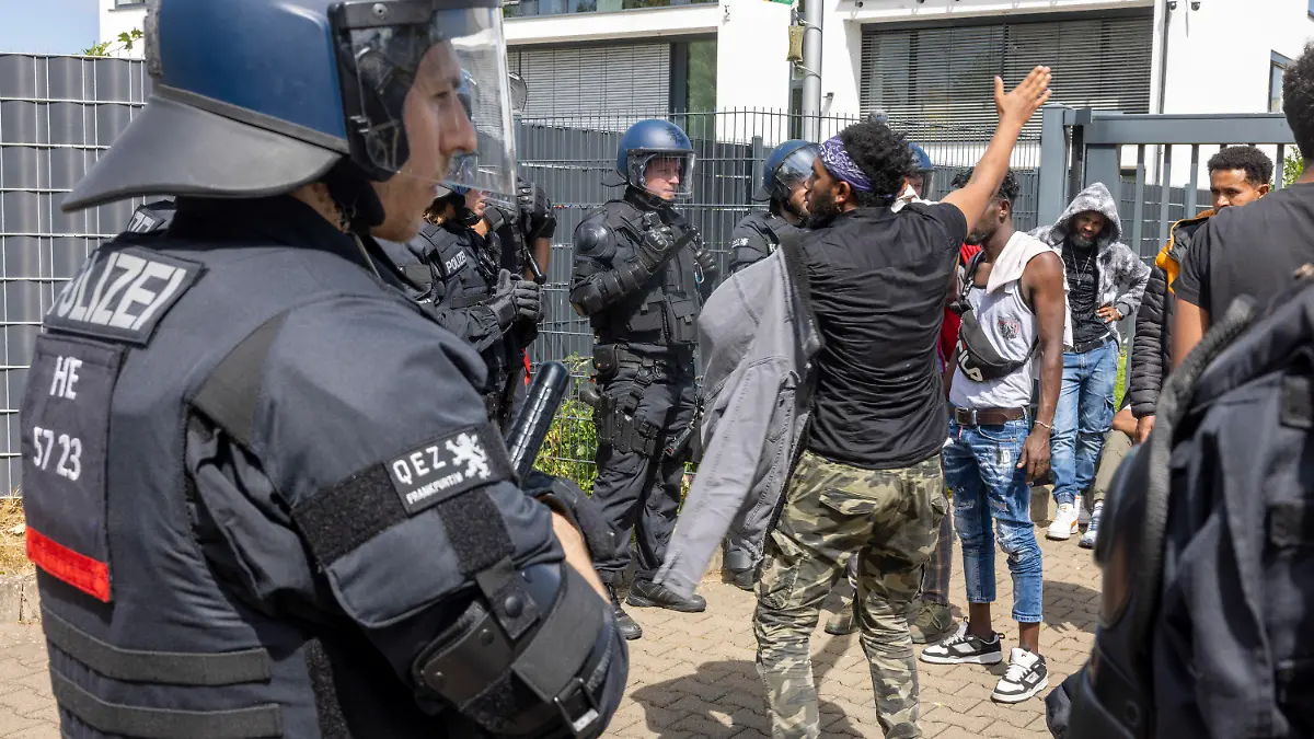 08.07.2023, Hessen, Gießen: Polizisten haben vor Beginn des Eritrea-Festivals in Gießen eine Gruppe von Menschen umringt. Im Zusammenhang mit dem umstrittenen Eritrea-Festival in Gießen hat die Polizei am Samstag Schlagstöcke und Pfefferspray eingesetzt. Mehrere Menschen hätten versucht, eine Polizeikette zu durchbrechen, teilten die Beamten auf Twitter mit. Foto: Helmut Fricke/dpa +++ dpa-Bildfunk +++