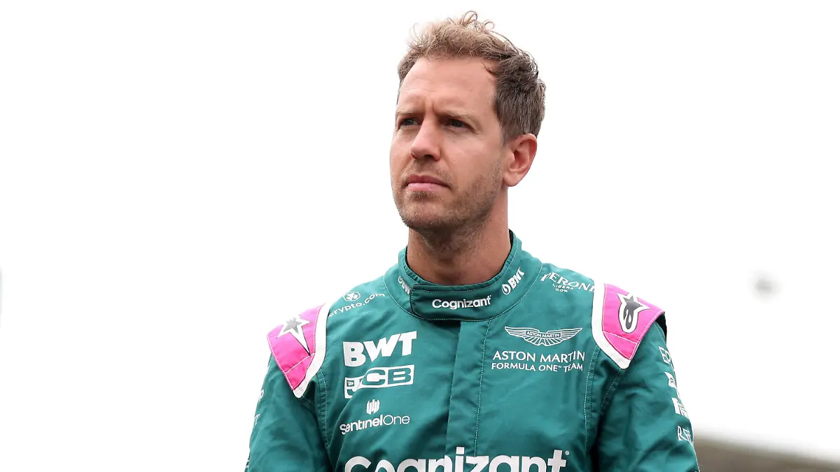 ARCHIV - 15.07.2021, Großbritannien, Towcester: Sebastian Vettel aus Deutschland vom Team Aston Martin F1 im Fahrerlager von Silverstone. Der  Formel-1-Pilot hätte sich von der neuen Bundesregierung ein generelles Tempolimit auf deutschen Autobahnen gewünscht (zu dpa: «Vettel «enttäuscht» über gescheitertes Tempolimit») Foto: Bradley Collyer/PA Wire/dpa +++ dpa-Bildfunk +++