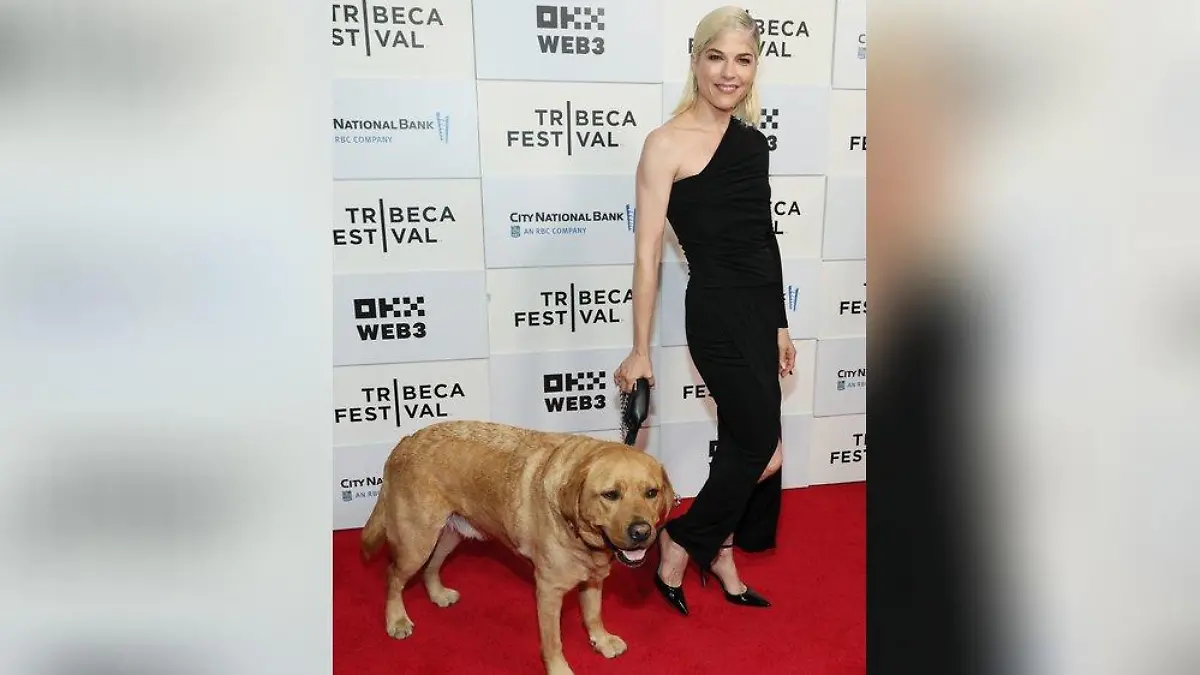 Süßes Date: Selma Blair mit Assistenzhund auf dem roten Teppich