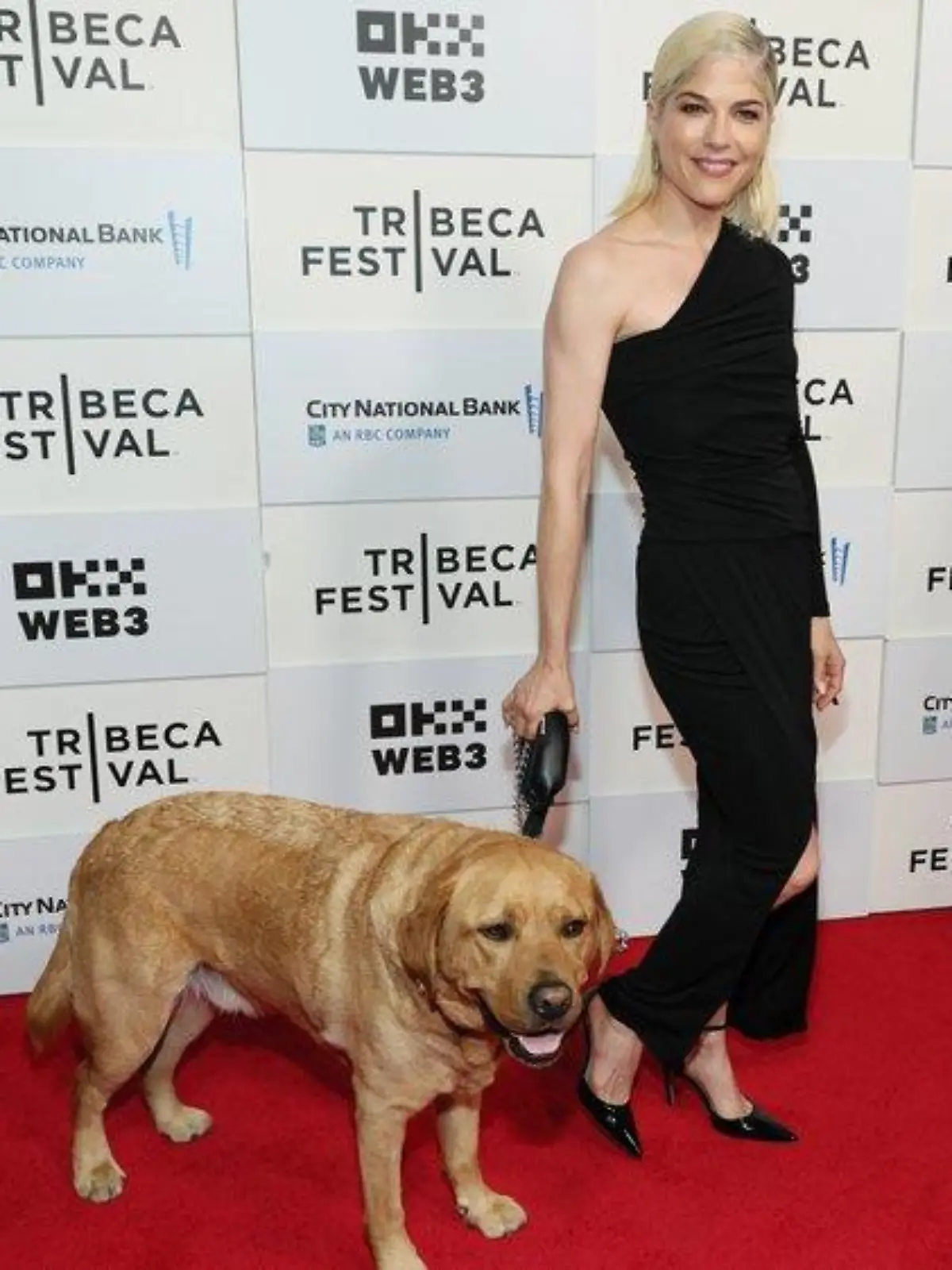 Süßes Date: Selma Blair mit Assistenzhund auf dem roten Teppich