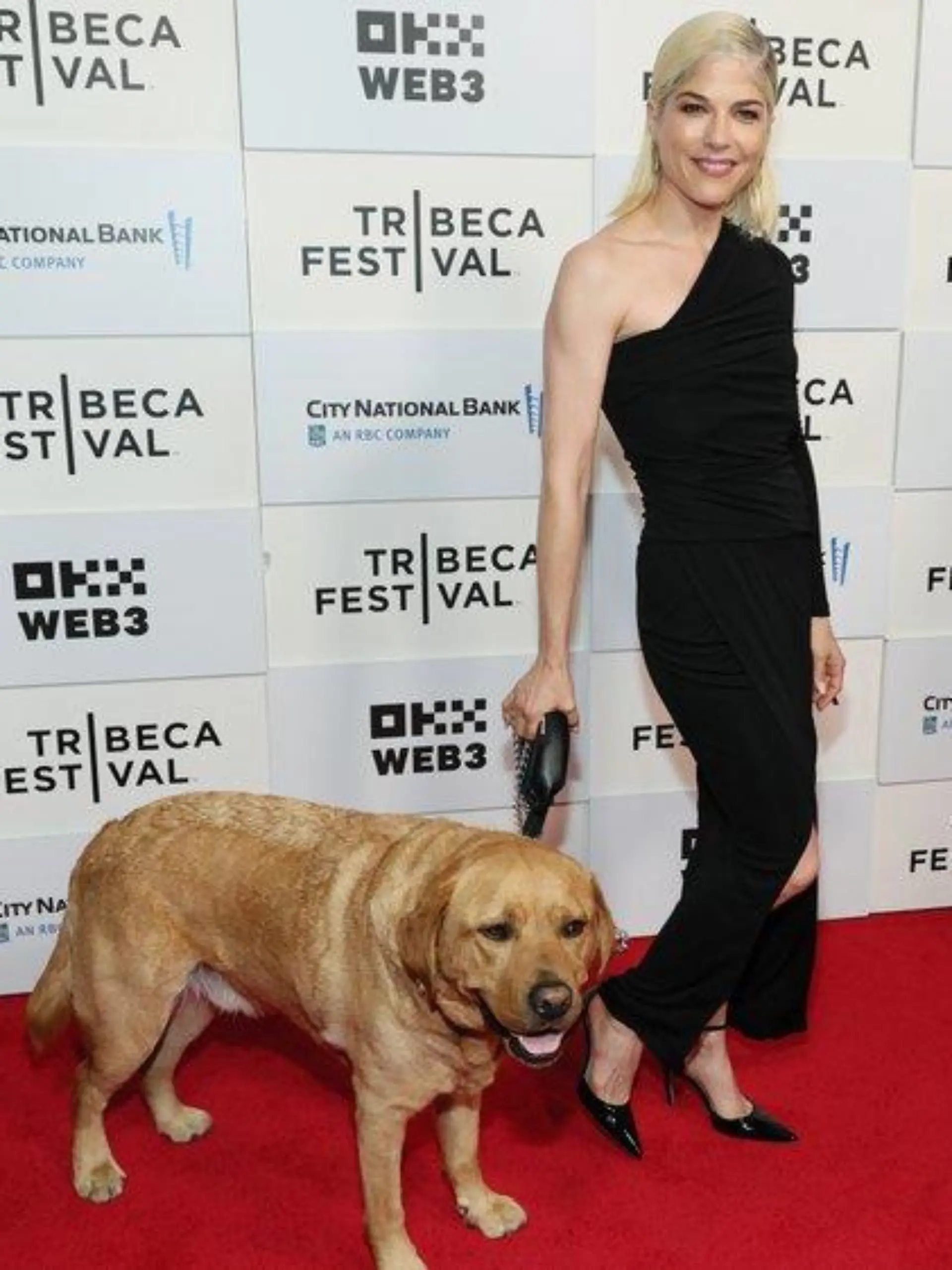Süßes Date: Selma Blair mit Assistenzhund auf dem roten Teppich