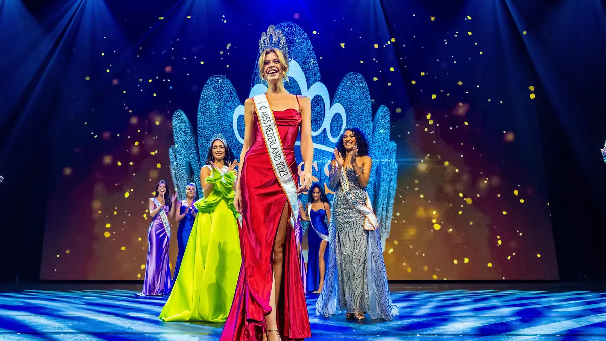 R'Bonney Gabriel (Miss Universe 2022) and Rikkie Kolle (Miss Netherlands 2023) at the final of Miss Netherlands 2023 in the AFAS Theater in Leusden.