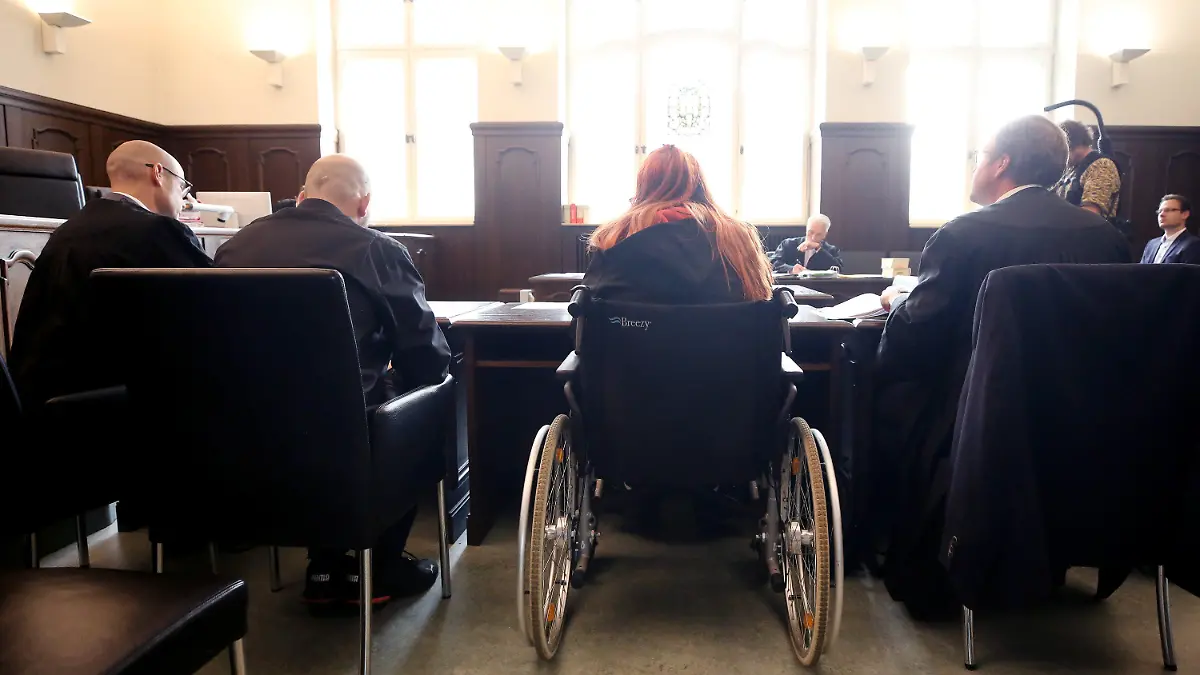 06.06.2024, Nordrhein-Westfalen, Moers: Die beiden Eltern (M), die ihre beiden Kinder monatelang haben hungern lassen, warten auf den Beginn des Verhandlungstages, links Anwalt Michael Becker, rechts Anwalt Frank Fischer. Die Kinder waren den Ermittlungen zufolge massiv unterernährt sowie unterentwickelt. Die Anklage lautet auf gemeinschaftliche Misshandlung von Schutzbefohlenen. Foto: Roland Weihrauch/dpa +++ dpa-Bildfunk +++