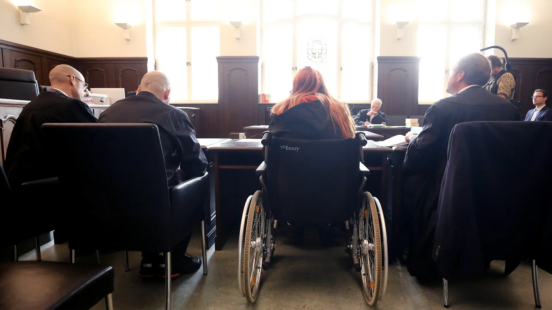 06.06.2024, Nordrhein-Westfalen, Moers: Die beiden Eltern (M), die ihre beiden Kinder monatelang haben hungern lassen, warten auf den Beginn des Verhandlungstages, links Anwalt Michael Becker, rechts Anwalt Frank Fischer. Die Kinder waren den Ermittlungen zufolge massiv unterernährt sowie unterentwickelt. Die Anklage lautet auf gemeinschaftliche Misshandlung von Schutzbefohlenen. Foto: Roland Weihrauch/dpa +++ dpa-Bildfunk +++