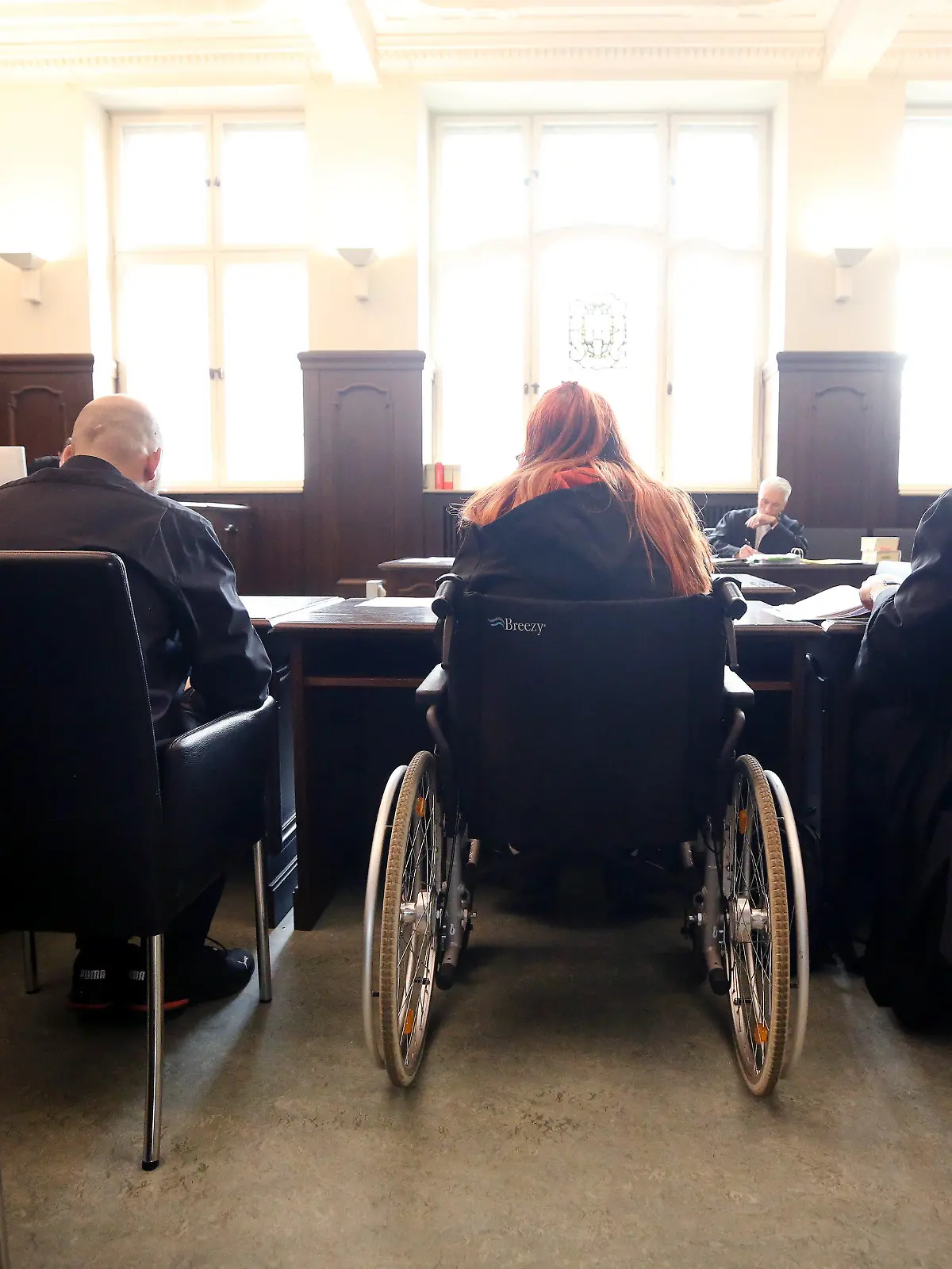 06.06.2024, Nordrhein-Westfalen, Moers: Die beiden Eltern (M), die ihre beiden Kinder monatelang haben hungern lassen, warten auf den Beginn des Verhandlungstages, links Anwalt Michael Becker, rechts Anwalt Frank Fischer. Die Kinder waren den Ermittlungen zufolge massiv unterernährt sowie unterentwickelt. Die Anklage lautet auf gemeinschaftliche Misshandlung von Schutzbefohlenen. Foto: Roland Weihrauch/dpa +++ dpa-Bildfunk +++