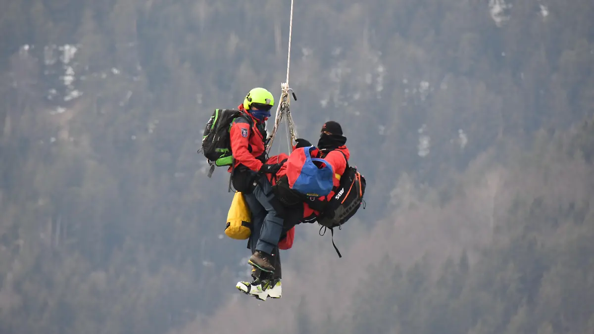 Bergretter bergen am Kellerjoch die Leiche eines Bergsteigers.
