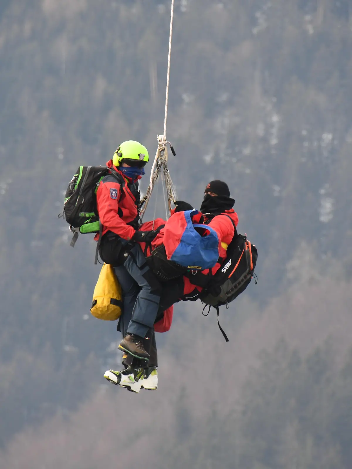 Bergretter bergen am Kellerjoch die Leiche eines Bergsteigers.