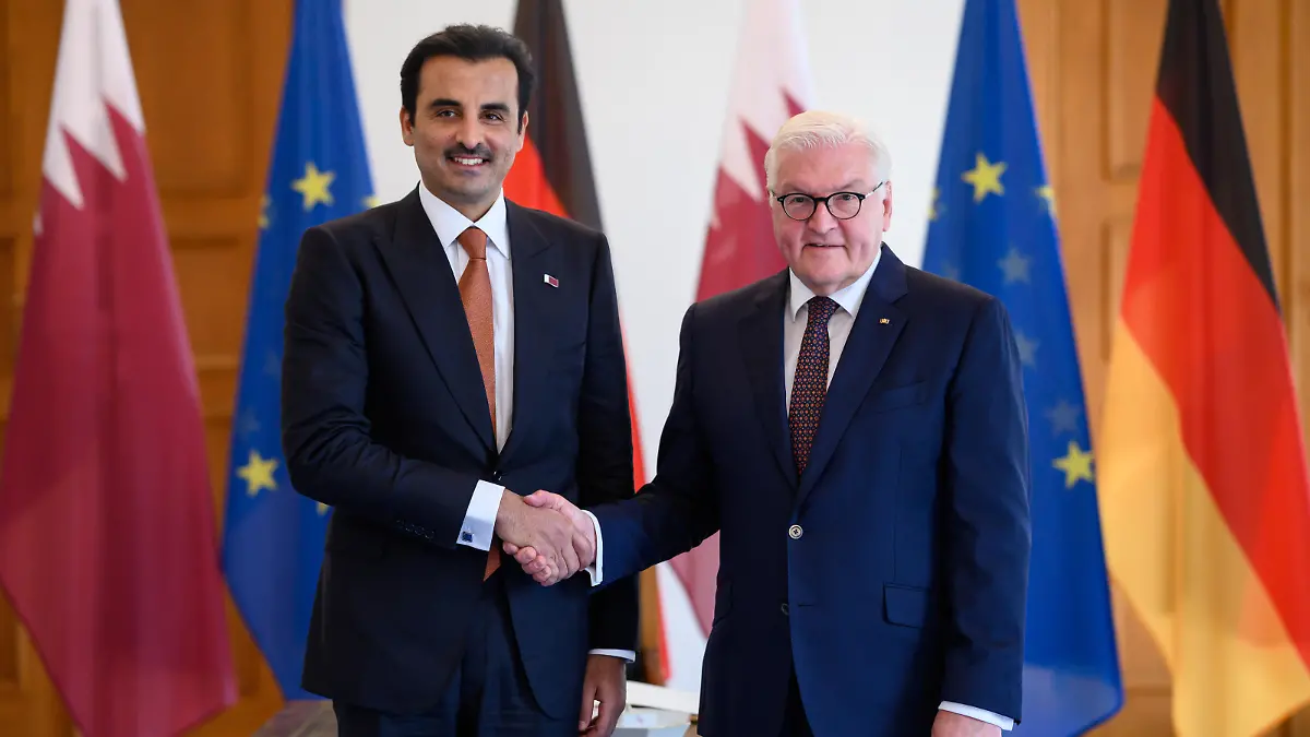 Bundespräsident Frank-Walter Steinmeier (r) und der Emir von Katar, Scheich Tamim Bin Hamad Al Thani, treffen sich im Schloss Bellevue zu einem Gespräch. Der Emir des Golfstaats befindet sich auf einer mehrtägigen Reise durch mehrere europäische Länder.