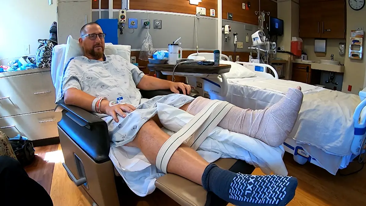 Ein Mann liegt in einem Krankenbett