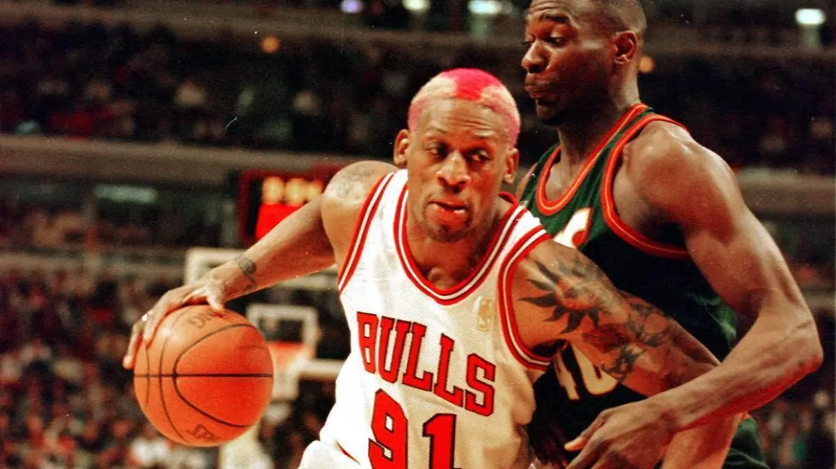 Bulls-Forward Dennis Rodman setzt sich mit Ball gegen Shawn durch