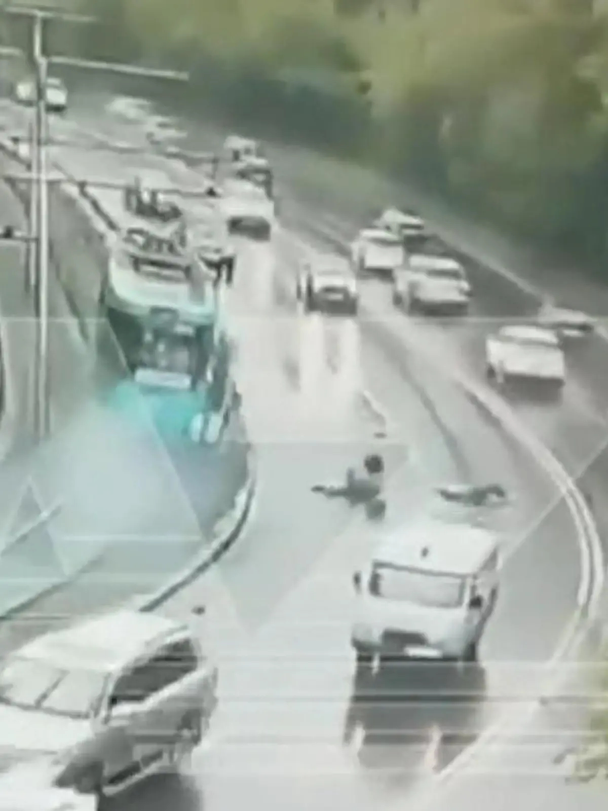 Zwei Personen werden während einer Fahrt aus einer Straßenbahn in Kemerowo (Russland) auf eine Fahrbahn geschleudert. Kurz danach kracht die S-Bahn in eine vorausfahrende Bahn. Bei dem Unfall stirbt eine Person, 119 weitere Menschen sind verletzt.