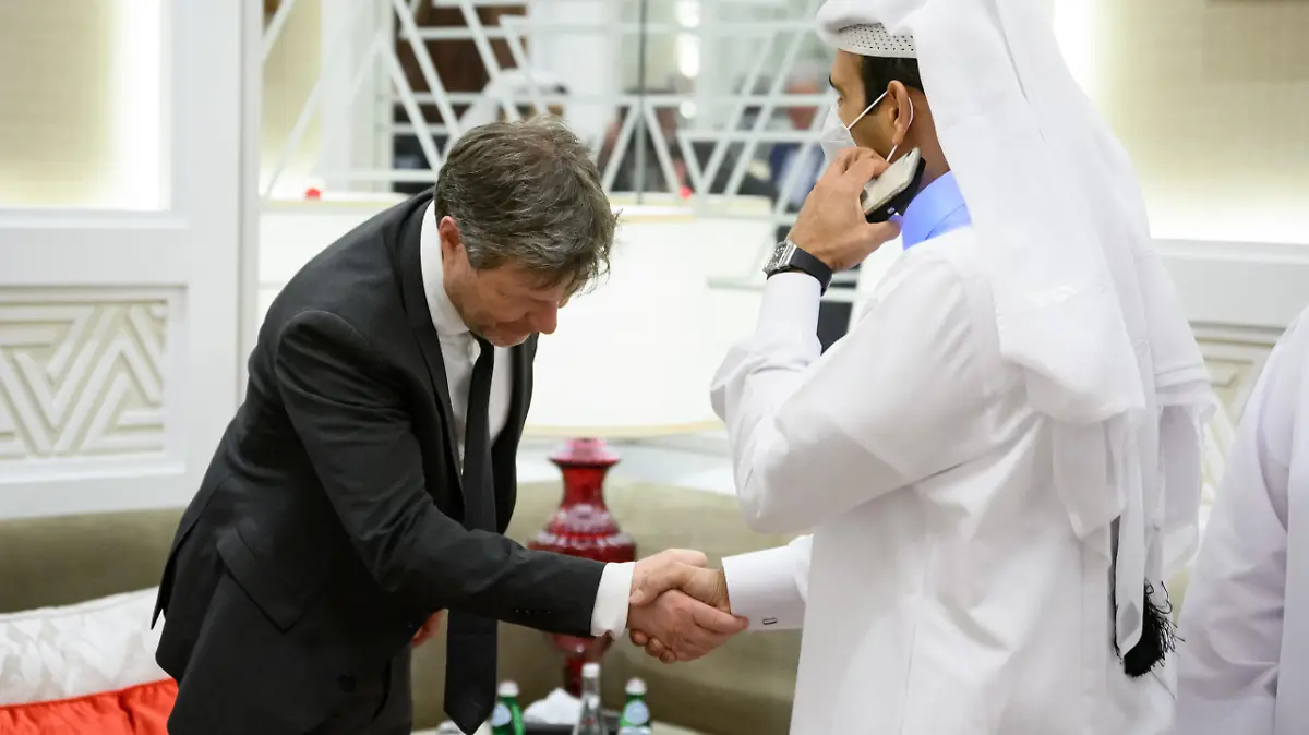 Robert Habeck (2.v.l., Bündnis 90/Die Grünen), Bundesminister für Wirtschaft und Klimaschutz, und Saad Scharida al-Kaabi (2.v.r.), Energieminister von Katar, treffen sich zusammen mit Claudius Fischbach (l), Botschafter Deutschlands in Katar, im Hotel Sheraton zu einem Gespräch. Habeck ist zu einem dreitägigen Besuch am Persischen Golf. In Katar führt er zahlreiche Gespräche über mögliche Energieimporte aus den Golf-Staaten. Als Folge des Ukraine-Kriegs will Deutschland seine Abhängigkeit von russischen Energieimporten verringern.