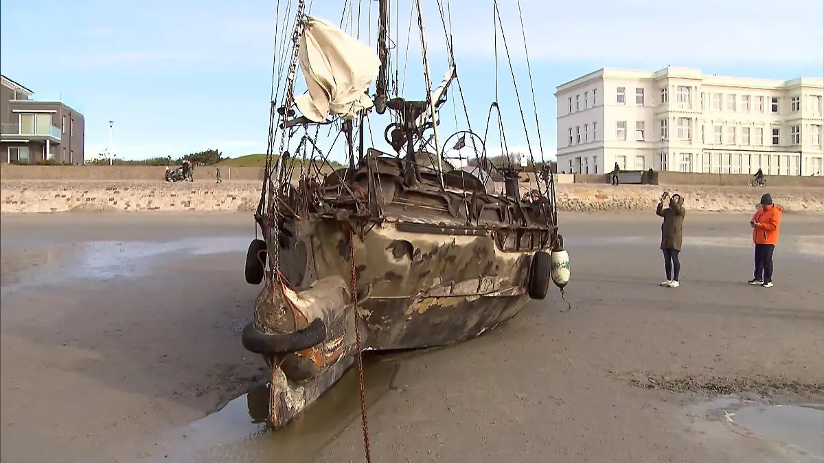 Der Eigner der "Wibo" hat das Schiff stark umgebaut. Als es im November vor Norderney auf Grund läuft, wird es schnell zum Touristenmagneten.