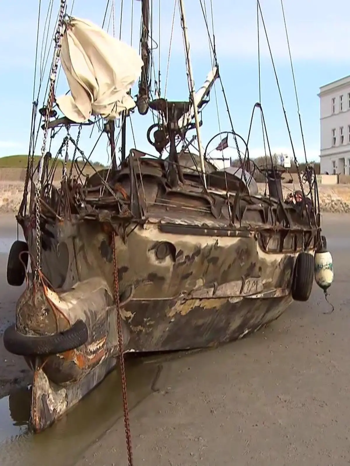 Der Eigner der "Wibo" hat das Schiff stark umgebaut. Als es im November vor Norderney auf Grund läuft, wird es schnell zum Touristenmagneten.