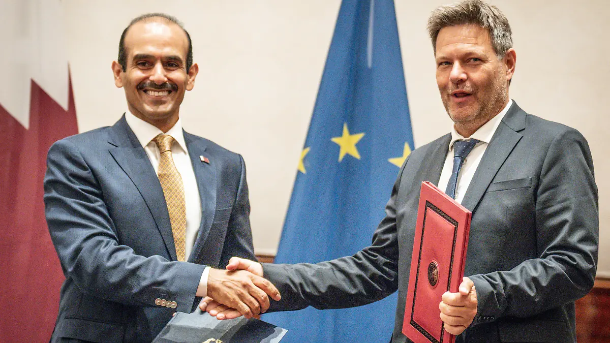 Saad Sherida Al-Kaabi (l), Staatsminister für Energie in Katar steht neben Robert Habeck (Bündnis 90/Die Grünen), Bundesminister für Wirtschaft und Klimaschutz, bei der Unterzeichnung einer katarisch-deutschen Energiepartnerschaft. Der Emir von Katar, Scheich Tamim Bin Hamad Al Thani, hält sich in Deutschland auf und trifft auch Kanzler Scholz