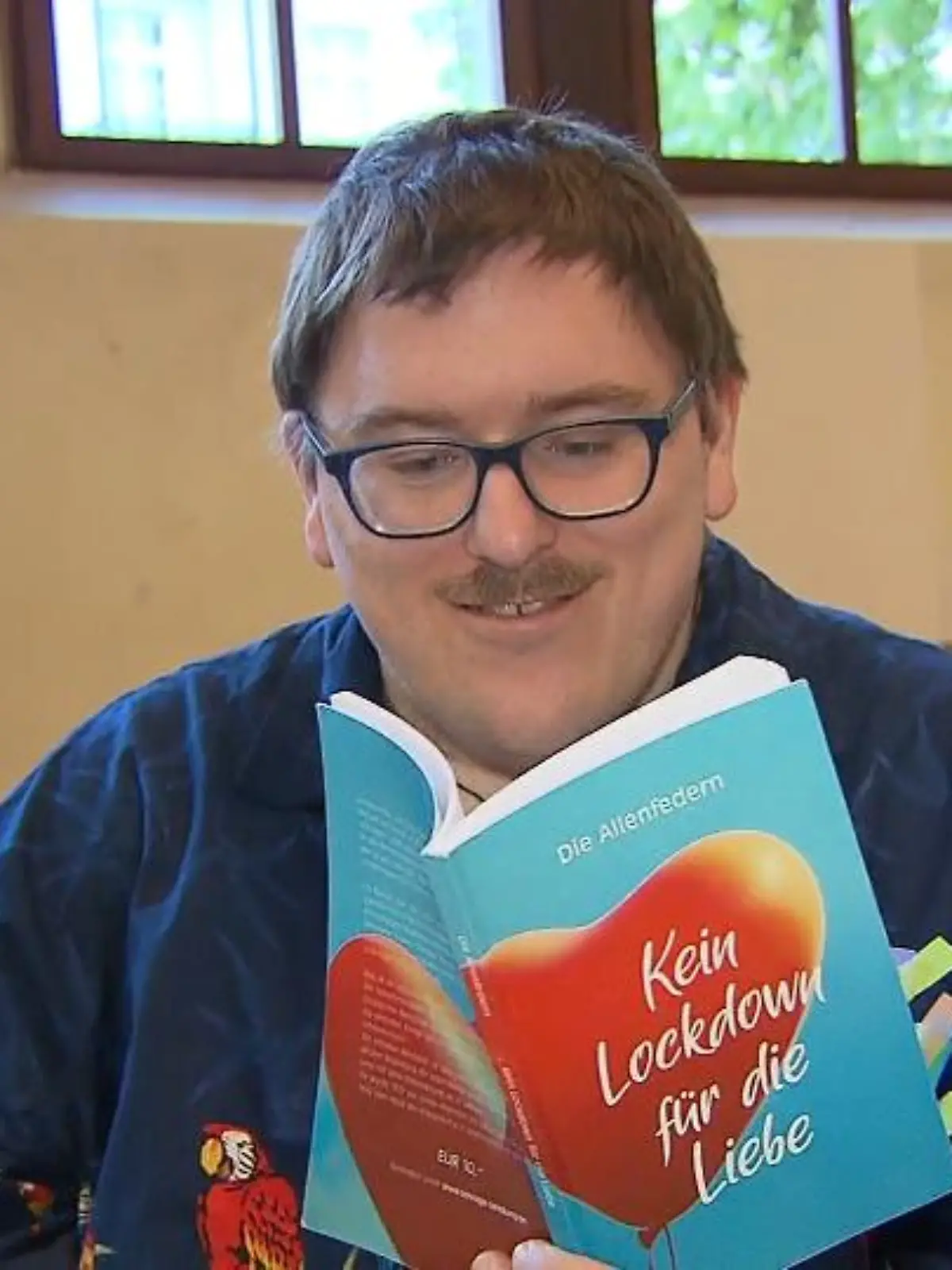 In den Buchhandlungen stapeln sich die Liebesromane – aber ein Liebesroman, in der ein Mensch mit Handicap versucht die große Liebe zu finden, dass ist in den Bücherregalen eher selten zu finden. Dieser Meinung waren auch Christian und seine Freunde. Sie sind Teil der Frankfurter Initiative Allenstein, eine Selbsthilfegruppe für Menschen mit Behinderung. Mitten in der Corona-Pandemie starteten sie ihr Buchprojekt – und aus der Selbsthilfegruppe wurde die Autorengruppe Allenfeder. Mehr im Video!