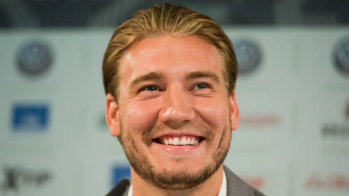 Der Neuzugang Nicklas Bendtner aus Dänemark sitzt am 15.08.2014 bei seiner Vorstellung beim Fußball-Bundesligisten VfL Wolfsburg in der Volkswagen Arena in Wolfsburg (Niedersachsen). Foto: Julian Stratenschulte/dpa +++(c) dpa - Bildfunk+++