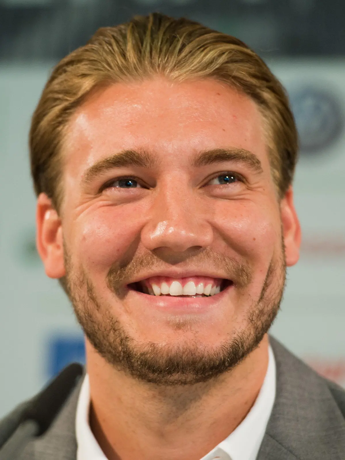 Der Neuzugang Nicklas Bendtner aus Dänemark sitzt am 15.08.2014 bei seiner Vorstellung beim Fußball-Bundesligisten VfL Wolfsburg in der Volkswagen Arena in Wolfsburg (Niedersachsen). Foto: Julian Stratenschulte/dpa +++(c) dpa - Bildfunk+++