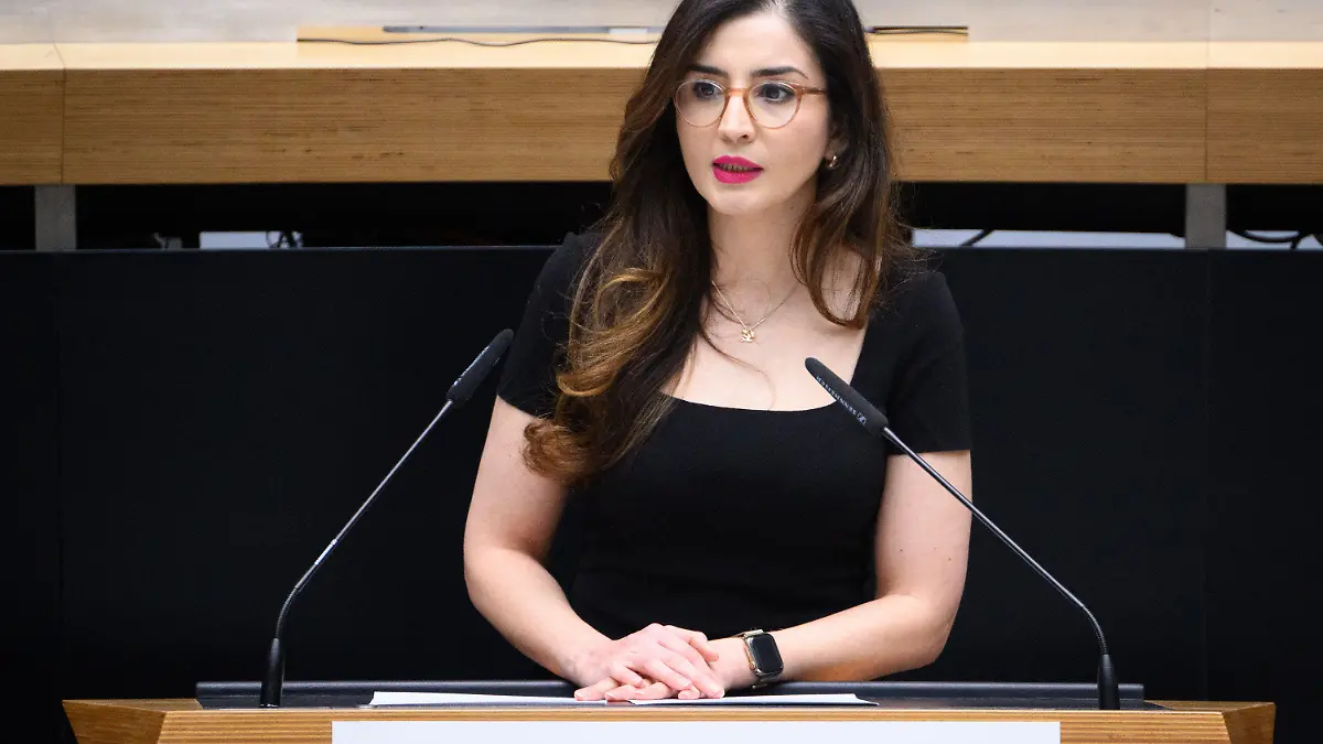 ARCHIV - 21.03.2024, Berlin: Tuba Bozkurt (Bündnis 90/Die Grünen) spricht bei der Plenarsitzung des Berliner Abgeordnetenhauses. (zu dpa: «Zwischenruf im Landesparlament - Grünen-Abgeordnete entschuldigt sich») Foto: Bernd von Jutrczenka/dpa +++ dpa-Bildfunk +++