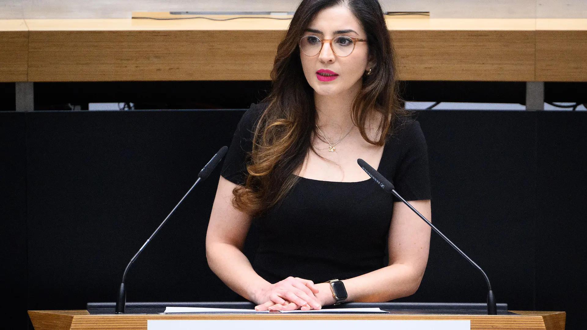 ARCHIV - 21.03.2024, Berlin: Tuba Bozkurt (Bündnis 90/Die Grünen) spricht bei der Plenarsitzung des Berliner Abgeordnetenhauses. (zu dpa: «Zwischenruf im Landesparlament - Grünen-Abgeordnete entschuldigt sich») Foto: Bernd von Jutrczenka/dpa +++ dpa-Bildfunk +++
